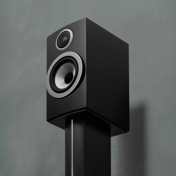 707-S3-BW-standmount-speaker-gloss-black-close-up