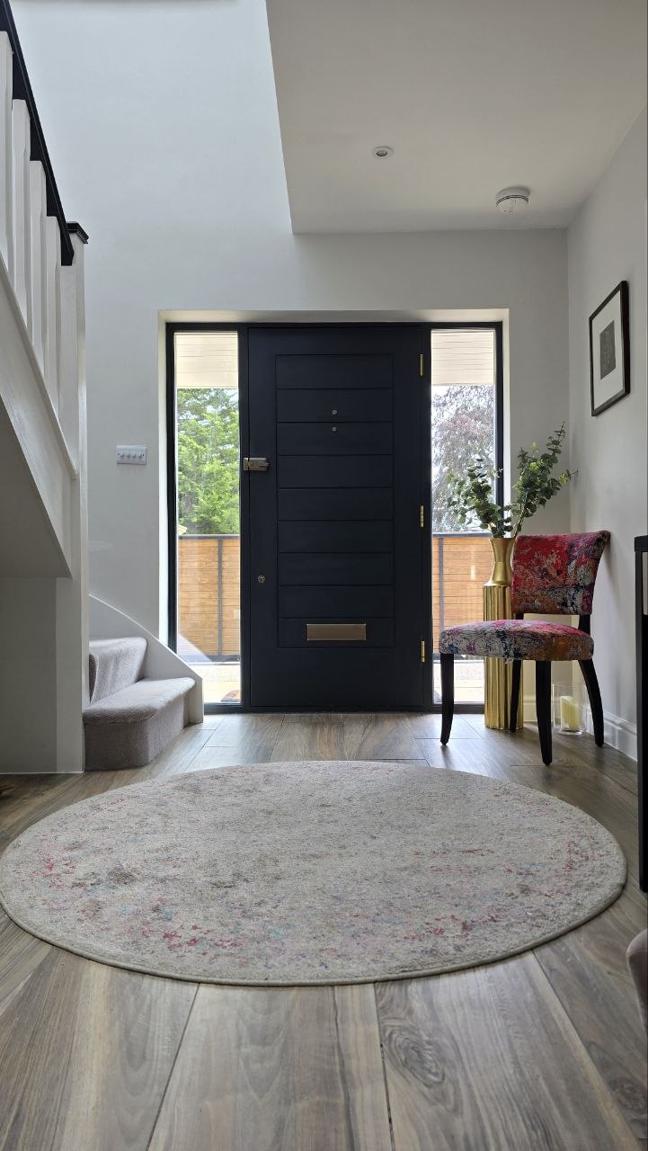 Entrance hall with discreet smart-home technology