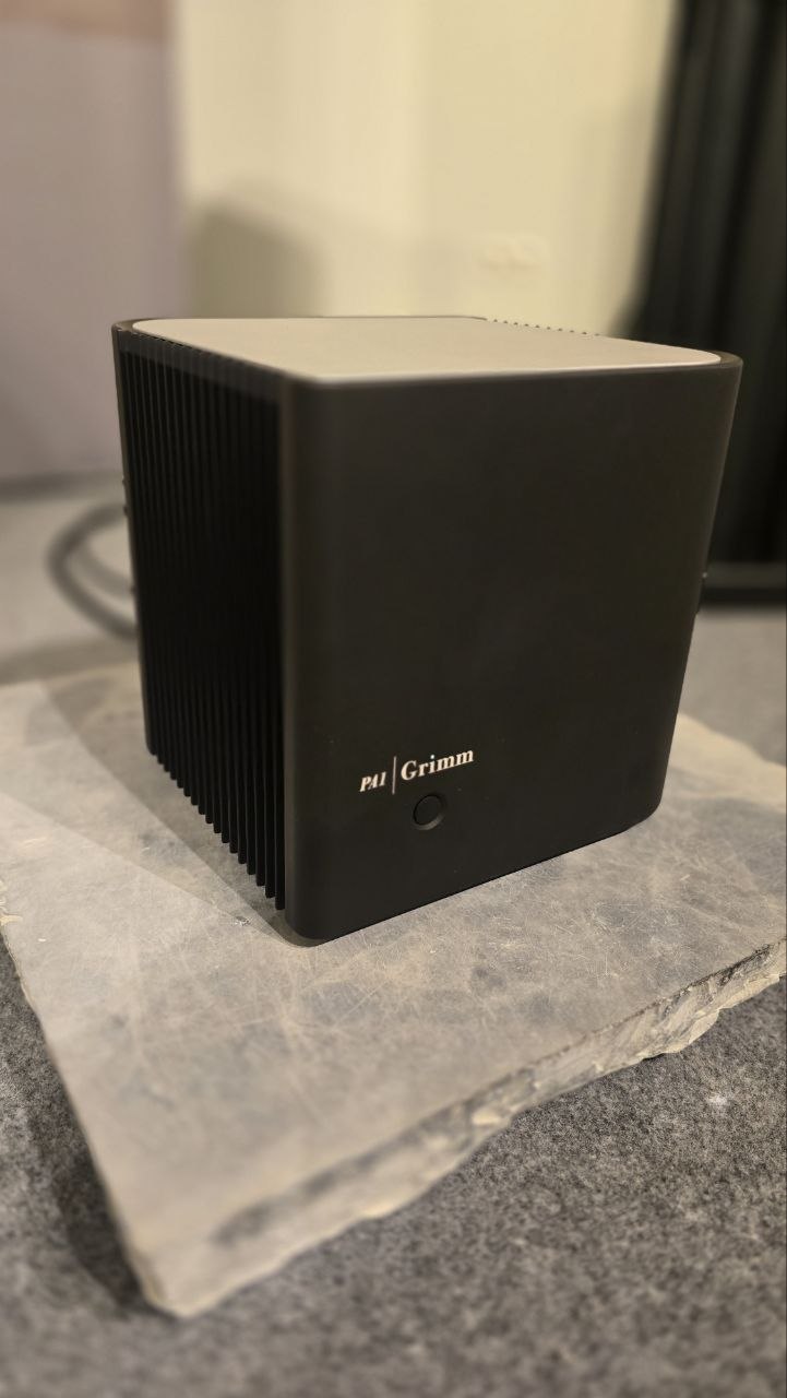 Grimm Audio PA1 monoblock power amplifier on display at High End Vienna, black anodised chassis with side heatsink fins