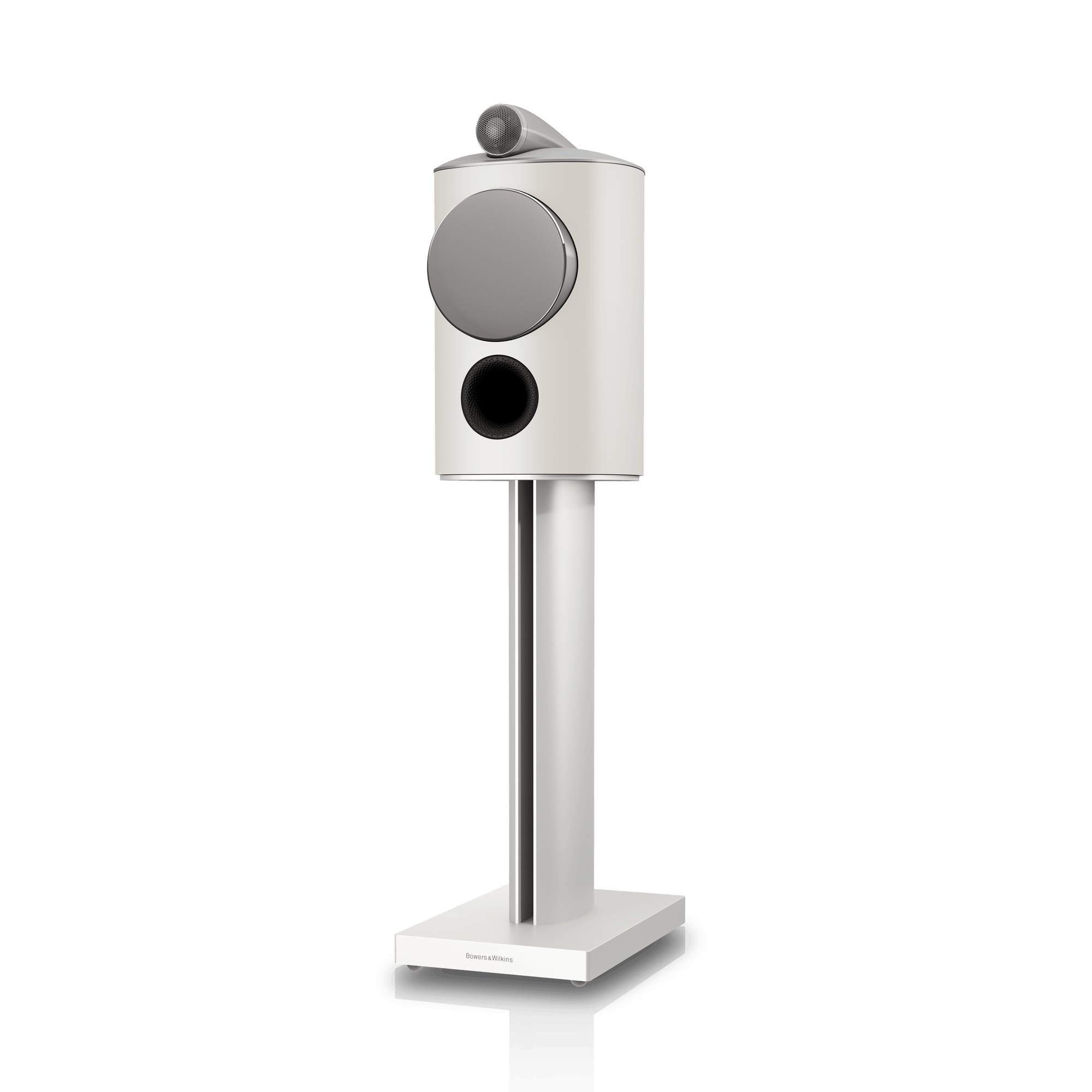 Bowers & Wilkins 805 D5 in Warm White with its grey grille fitted